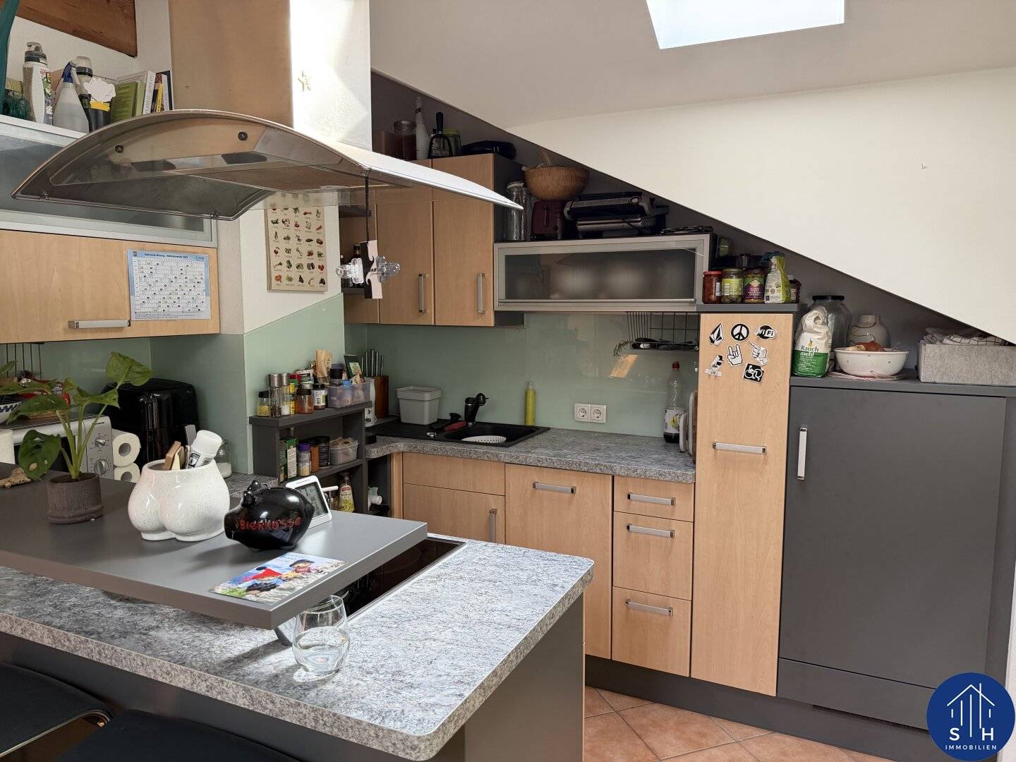 Charming 2-room attic apartment with balcony and garage for rent