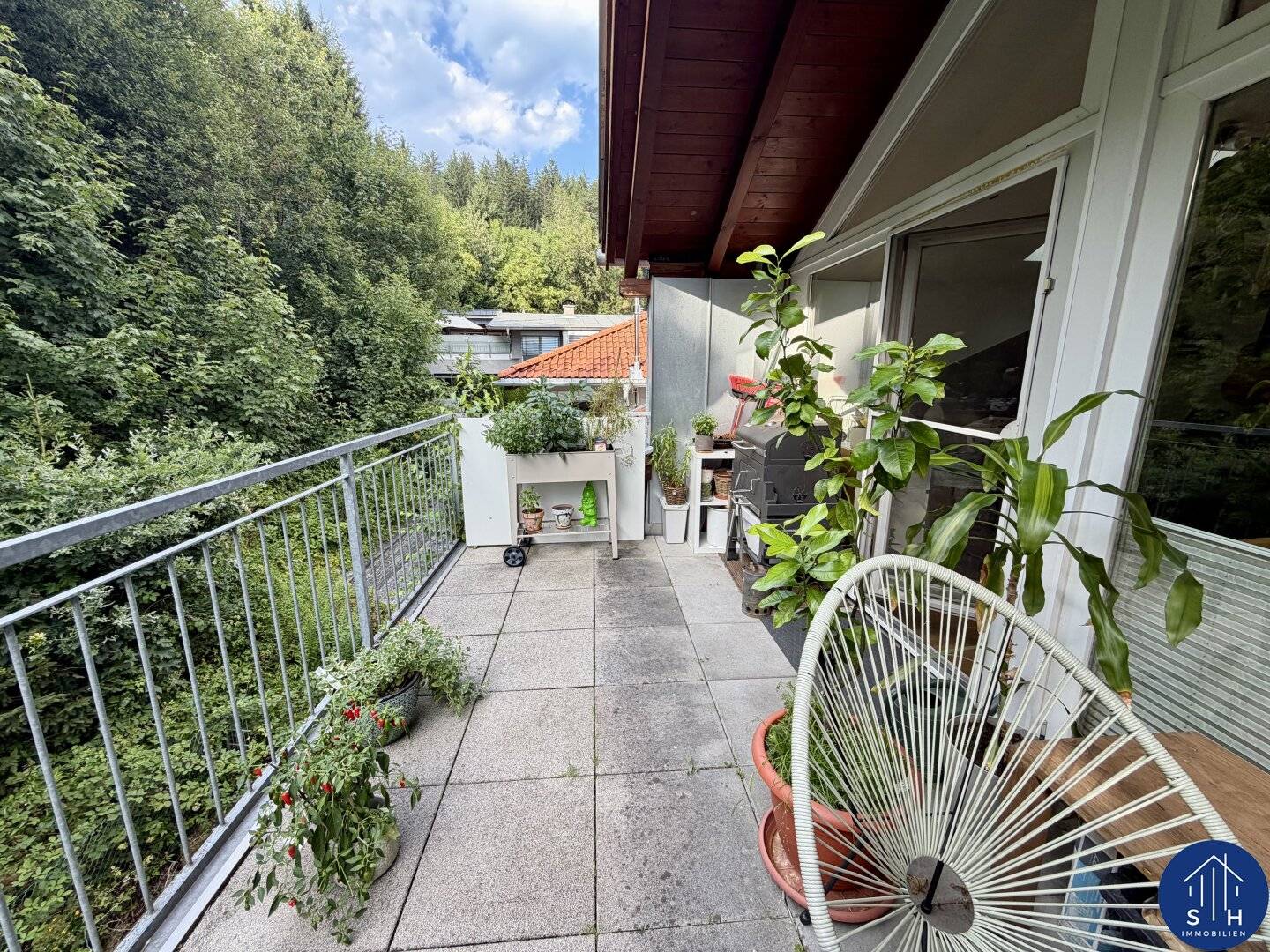 Charming 2-room attic apartment with balcony and garage for rent