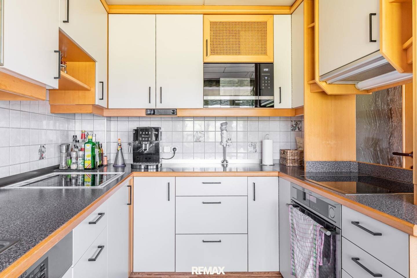 Zweifamilienhaus mit vielseitigem Gewerbebereich &amp; exklusivem Wellnesshaus