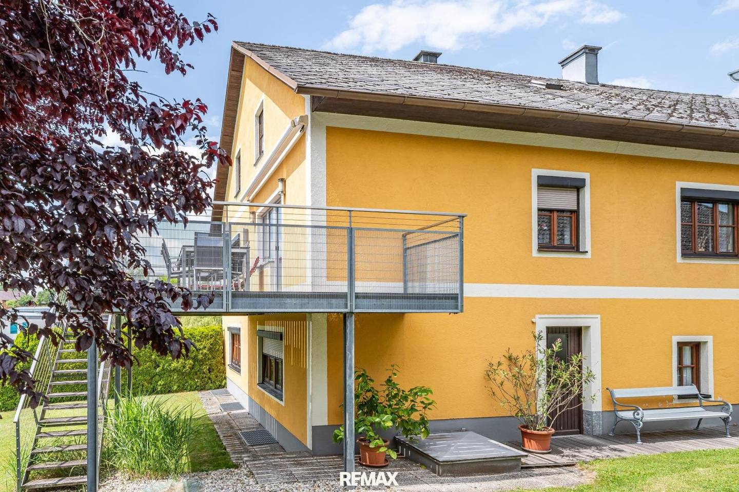 Zweifamilienhaus mit vielseitigem Gewerbebereich &amp; exklusivem Wellnesshaus