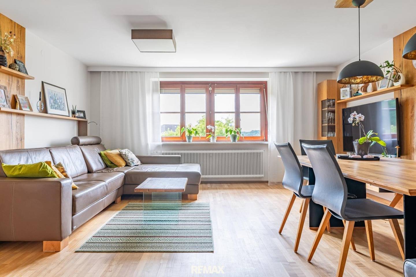 Zweifamilienhaus mit vielseitigem Gewerbebereich &amp; exklusivem Wellnesshaus