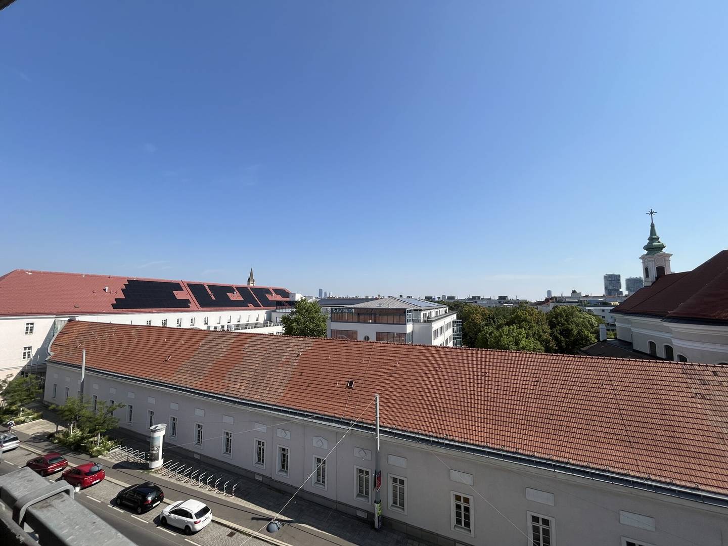 Bright apartment with balcony near Rennweg