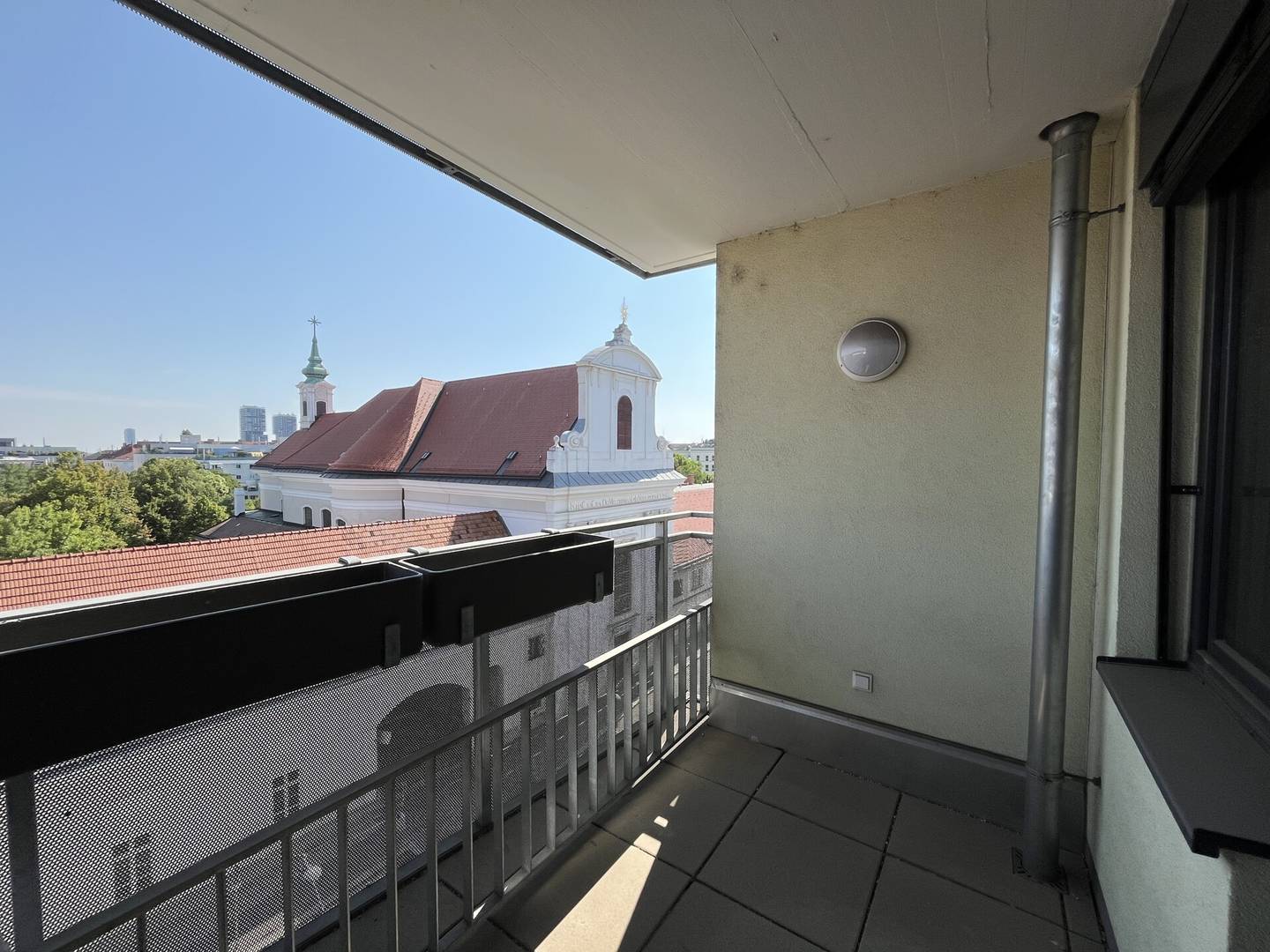 Bright apartment with balcony near Rennweg