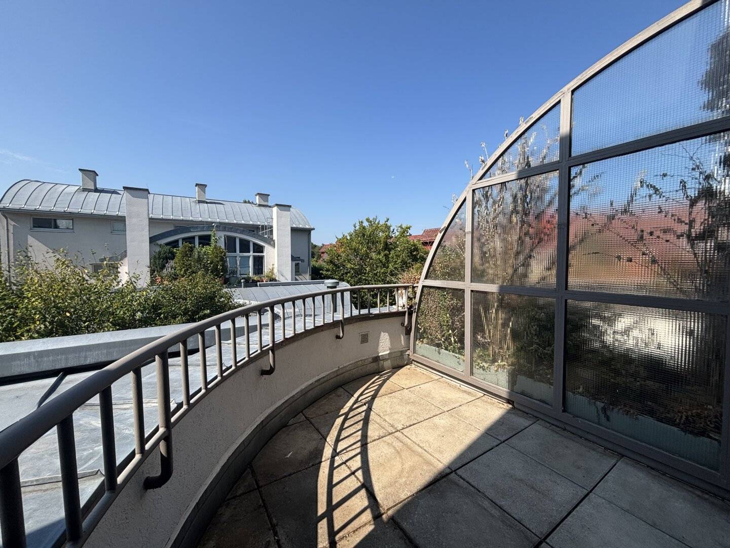 1140 Sunny 5-room top-floor maisonette with S/W terrace and balcony in green quiet location
