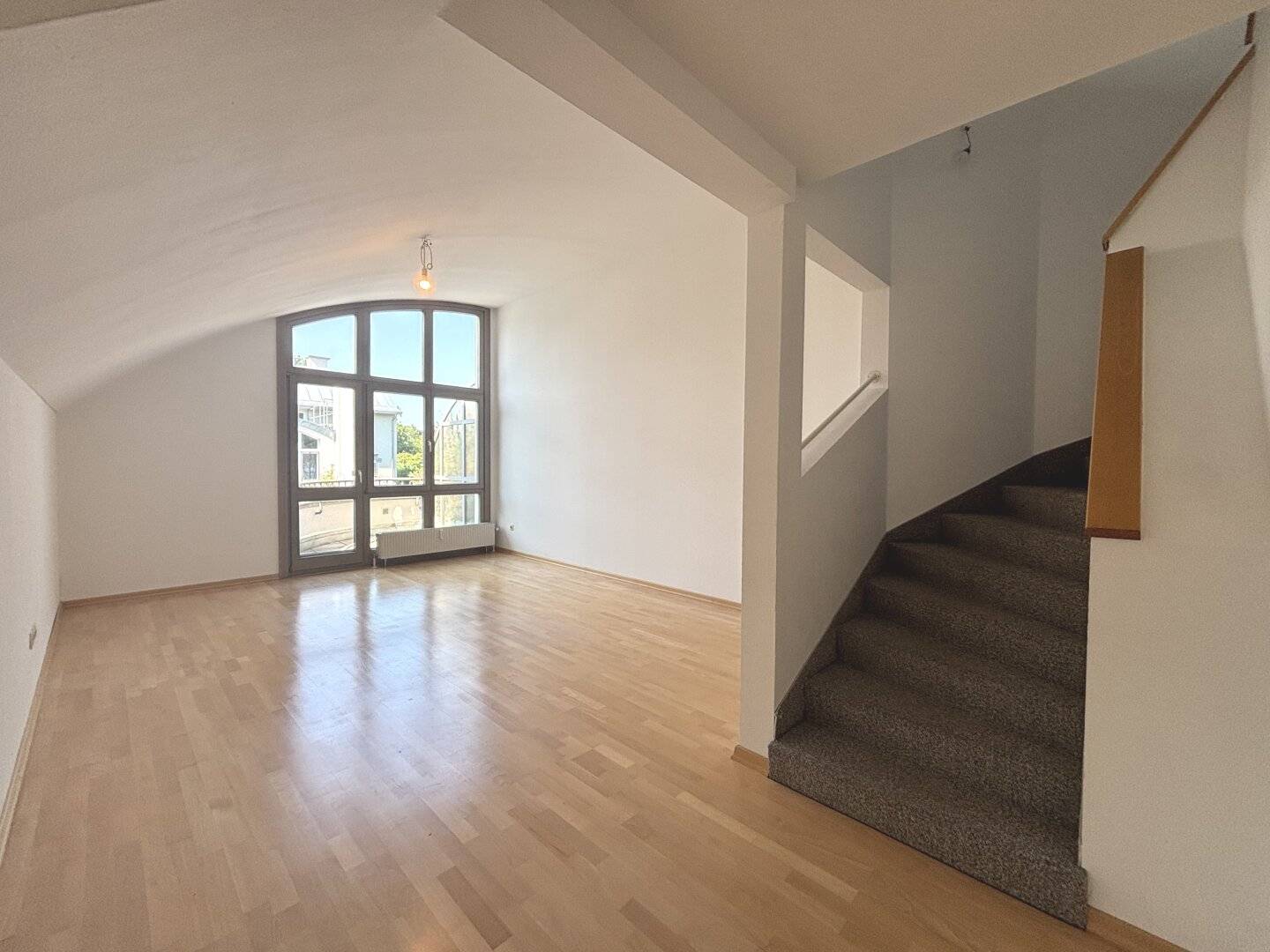 1140 Sunny 5-room top-floor maisonette with S/W terrace and balcony in green quiet location