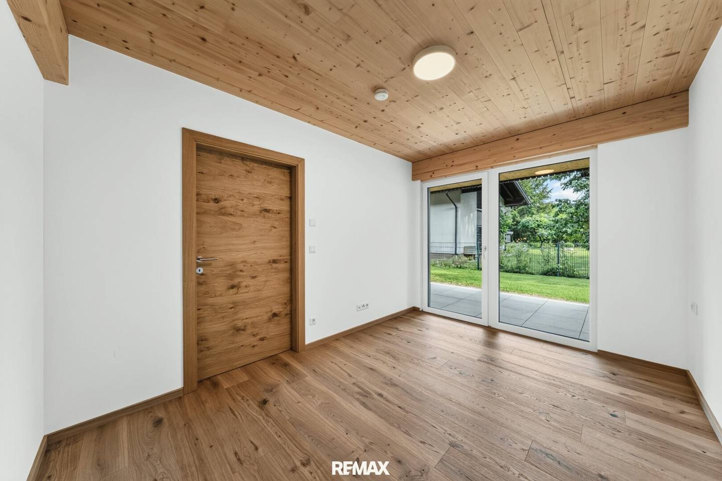 Modern 2-room apartment with garden &amp; terrace