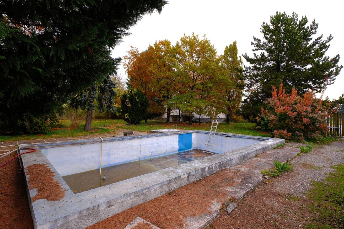 Exklusives Parkgrundstück 2734m2 mit Villa, Pool, Ateliergebäude &amp; zwei Zufahrten