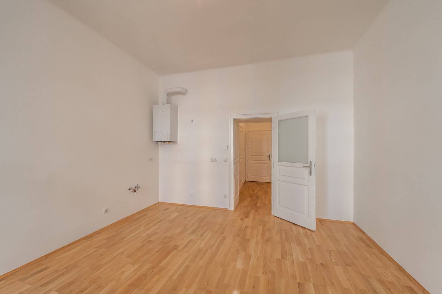 New Fully Renovated 1-Room Small Apartment in an Up-and-Coming Location