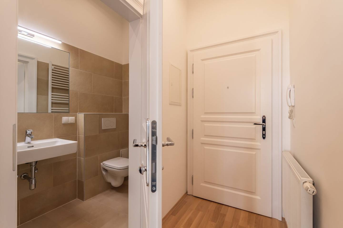 New Fully Renovated 1-Room Small Apartment in an Up-and-Coming Location