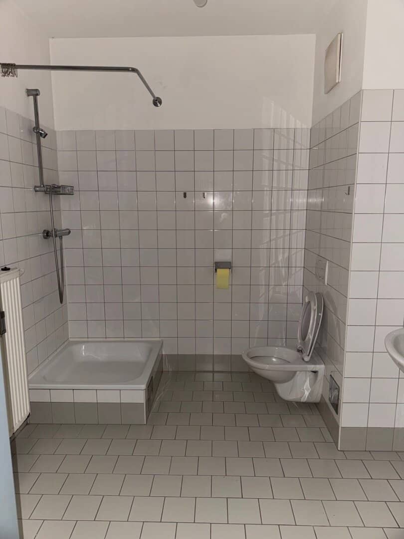 Mietwohnung im Erdgeschoss mit westseitiger Terrasse und Parkplatz, sofort verfügbar!