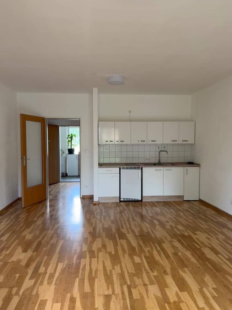 Mietwohnung im Erdgeschoss mit westseitiger Terrasse und Parkplatz, sofort verfügbar!