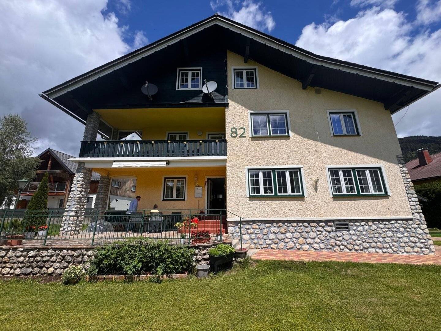 Haus mit 9 Apartments, kleines Holzblockhaus, Parkplätze
