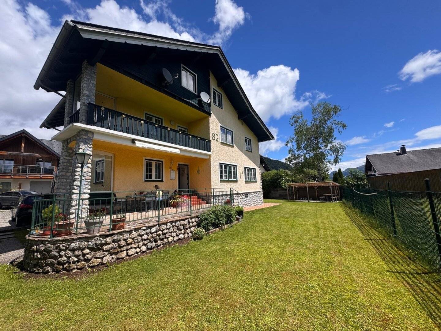 Haus mit 9 Apartments, kleines Holzblockhaus, Parkplätze