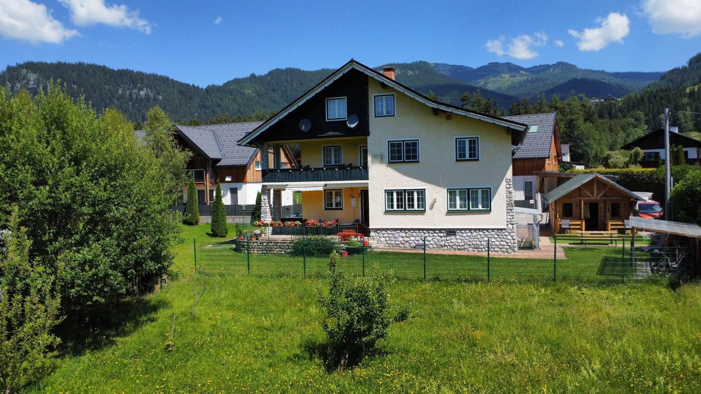 Haus mit 9 Apartments, kleines Holzblockhaus, Parkplätze