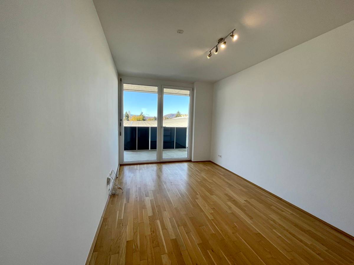 Neuwertige Wohnung mit großem Balkon und Tiefgarage
