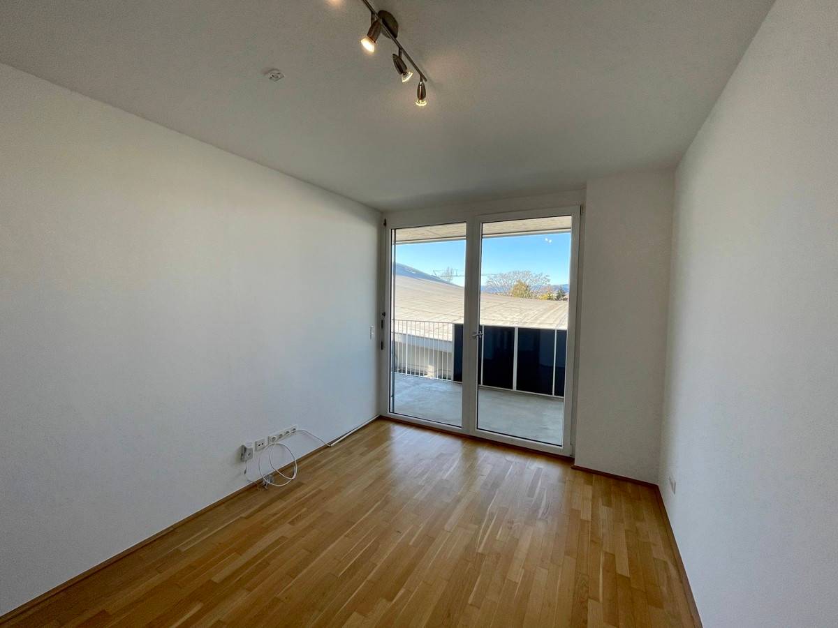 Neuwertige Wohnung mit großem Balkon und Tiefgarage