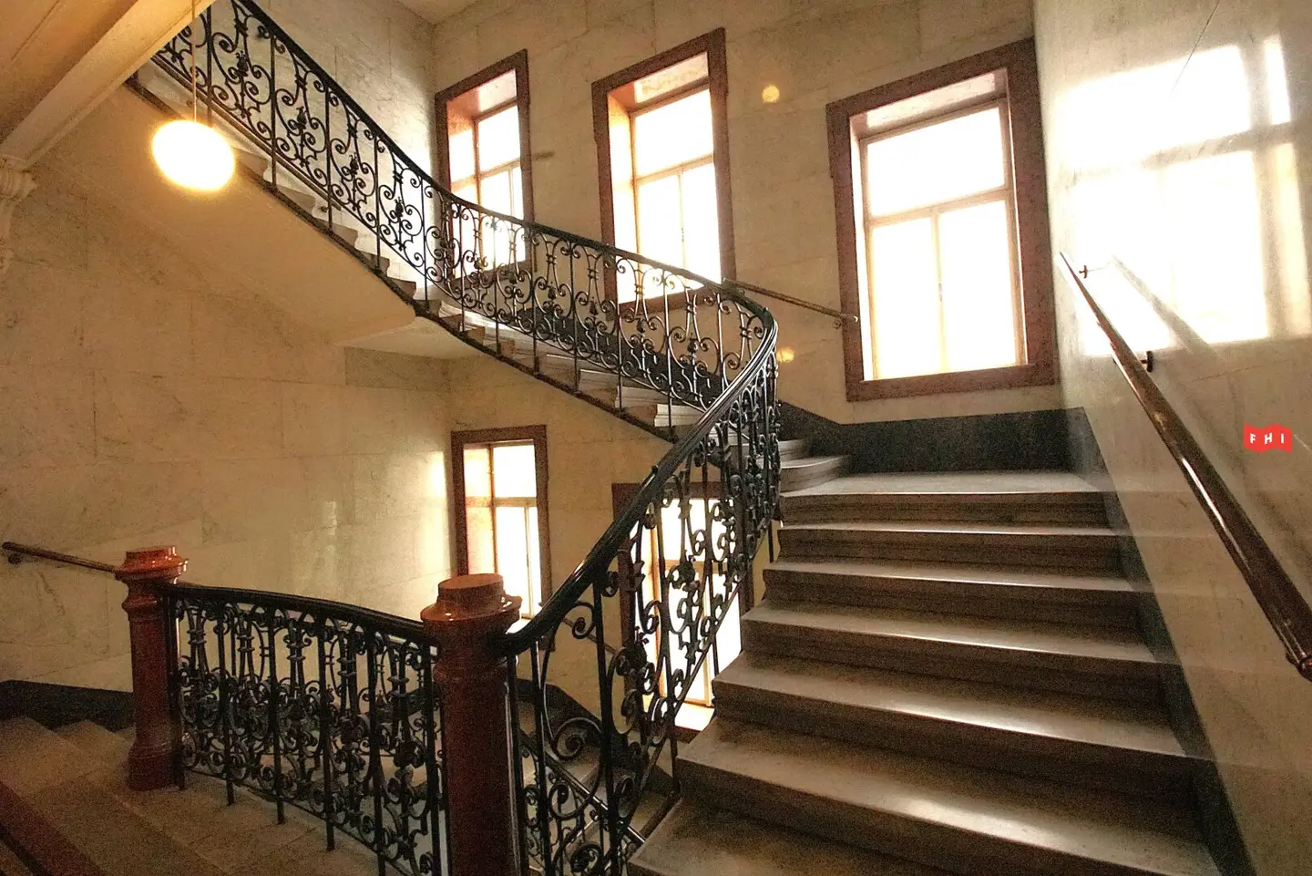 Top-renovated period office in magnificent palace building 10 years fixed term NOT barrier-free