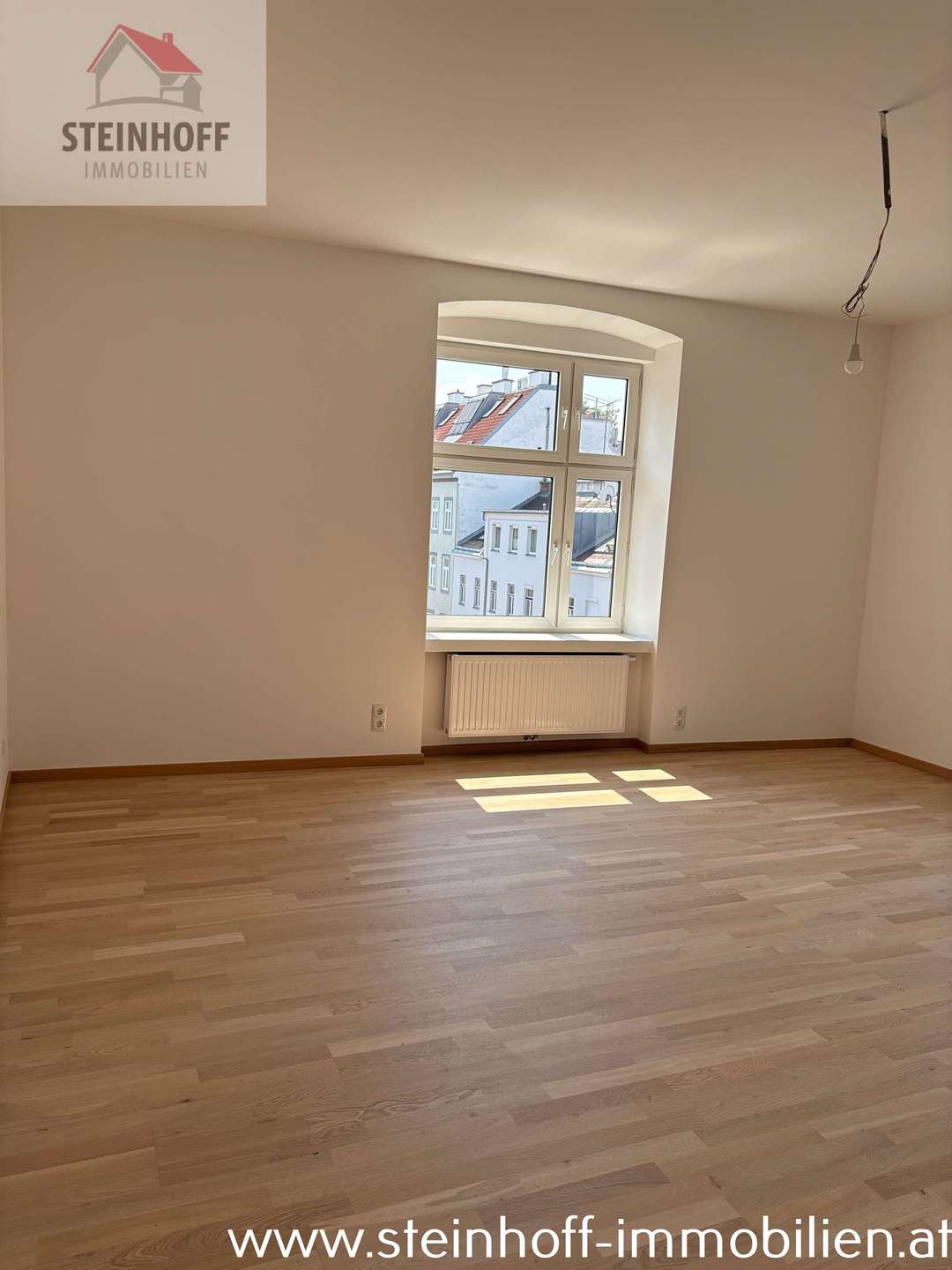 Bright freshly renovated Altbauwohnung with lift