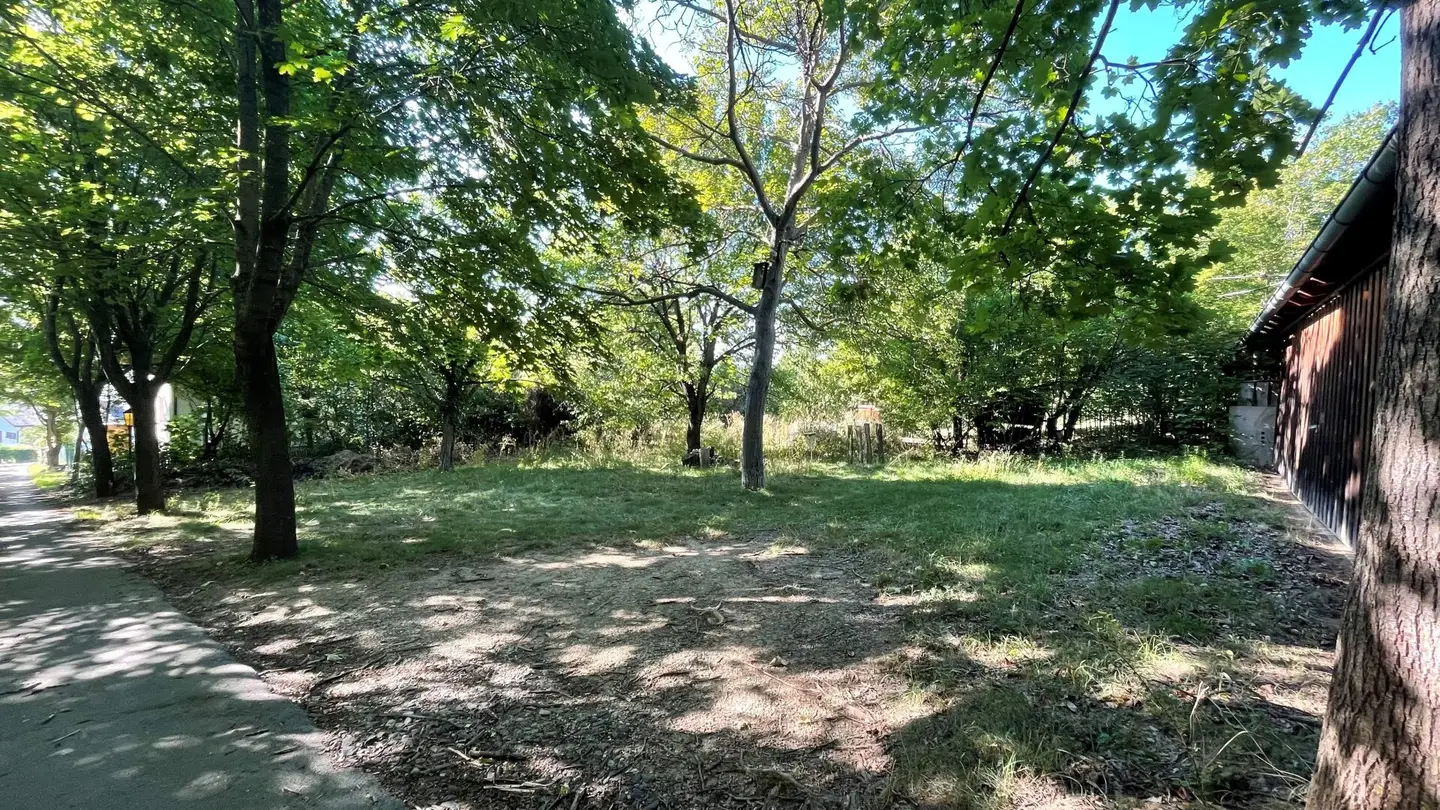 Quietly located building plot with private access in Bad Fischau-Brunn