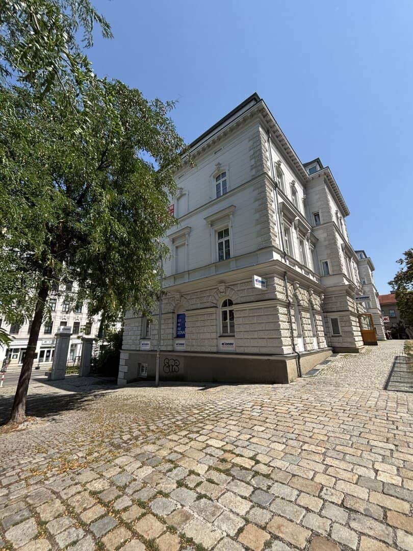 First occupancy after renovation! Beautiful 5-room apartment, perfectly laid out, available from October 26