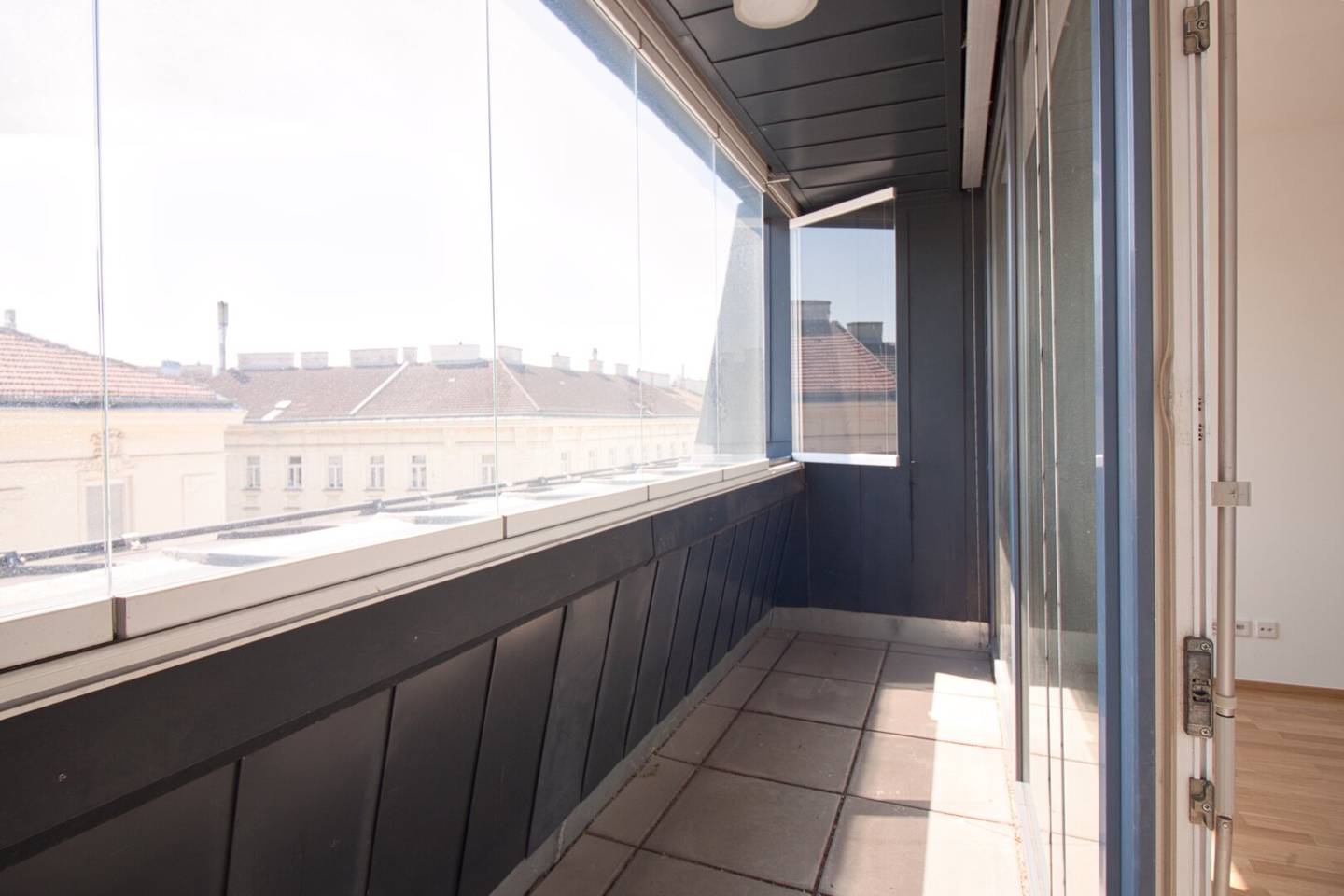 Sunny Attic Apartment in Top Location | Loggia | 80 m to U3