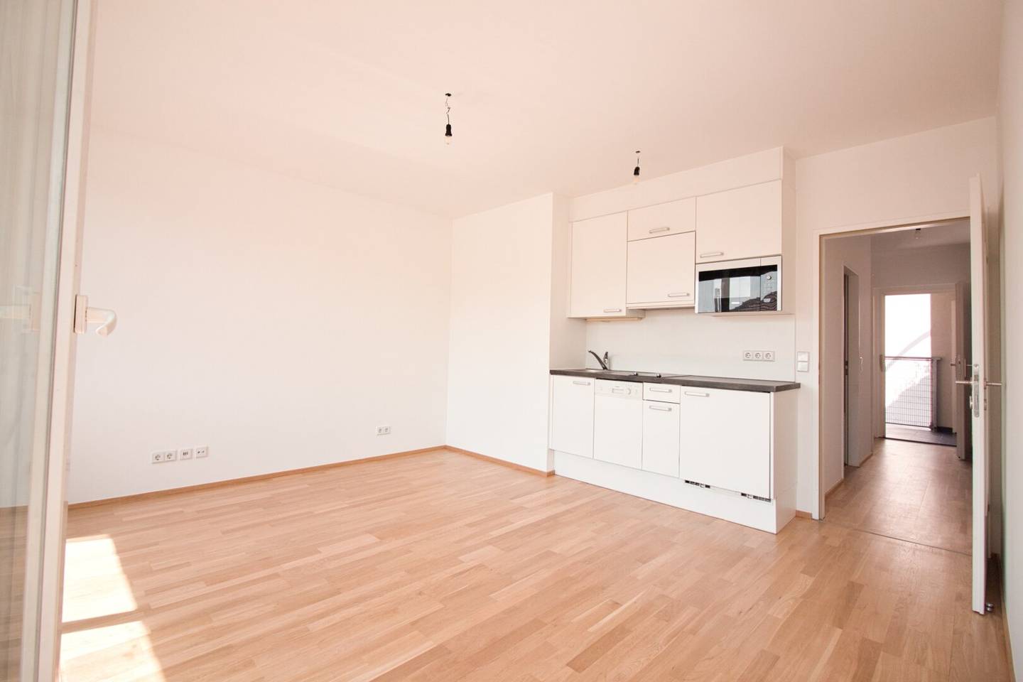 Sunny Attic Apartment in Top Location | Loggia | 80 m to U3