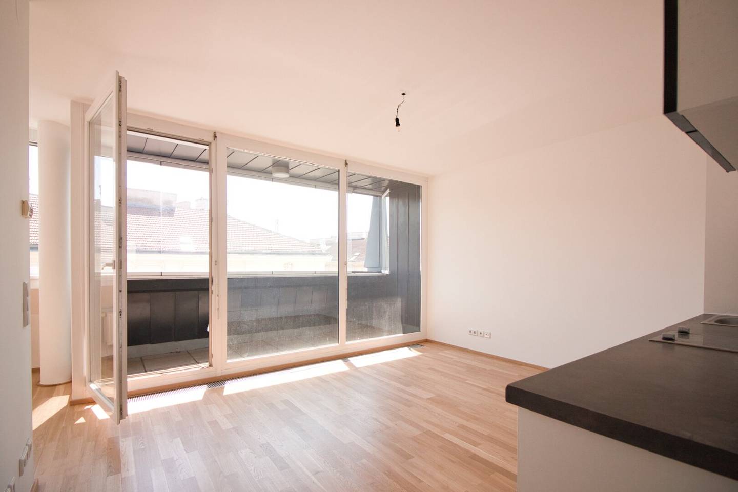 Sunny Attic Apartment in Top Location | Loggia | 80 m to U3