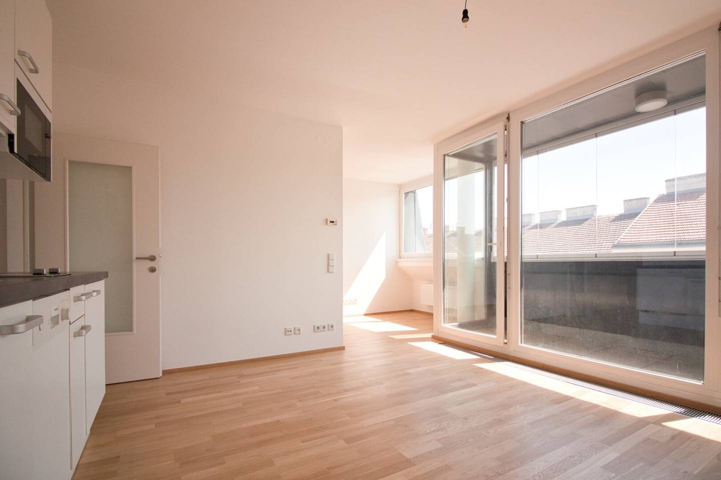 Sunny Attic Apartment in Top Location | Loggia | 80 m to U3