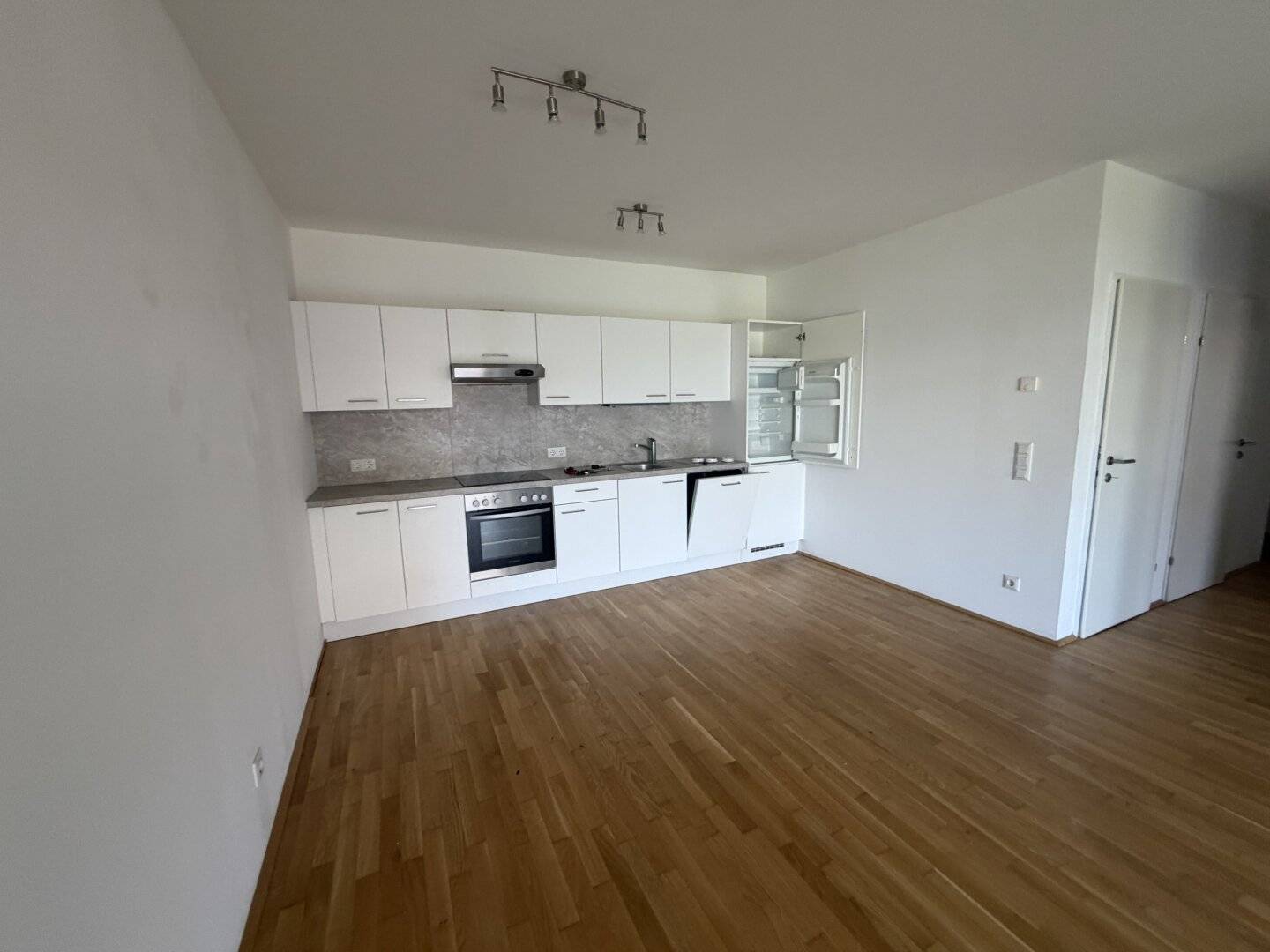 Neuwertige 3  Zimmer Genossenschaftswohnung  mit sehr großem Westbakon! 2 Monate mietfrei!