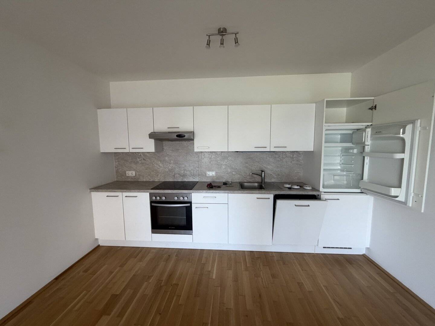 Neuwertige 3  Zimmer Genossenschaftswohnung  mit sehr großem Westbakon! 2 Monate mietfrei!