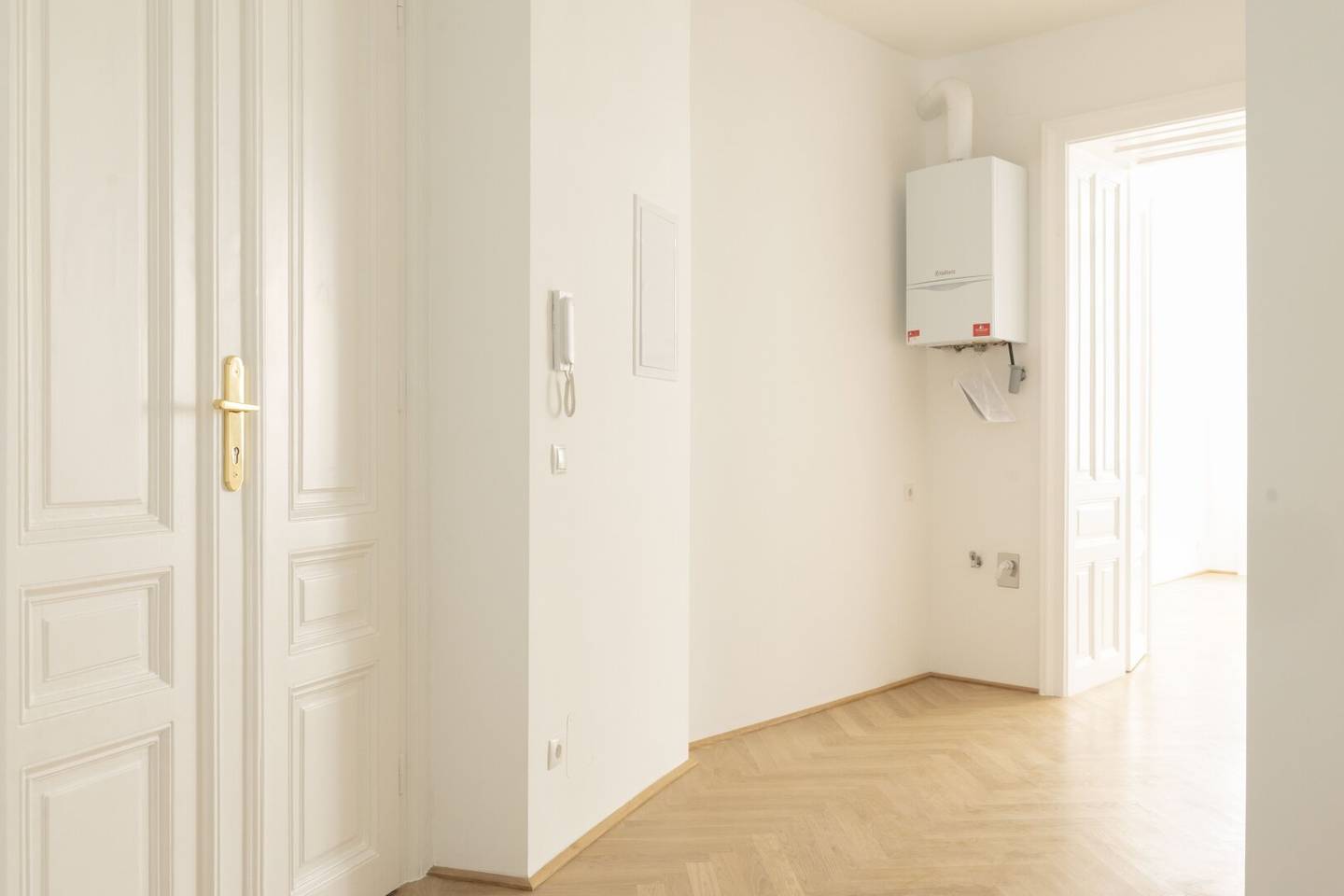 Charming period building in sought-after Mariahilfer location – newly renovated apartment with well thought-out layout