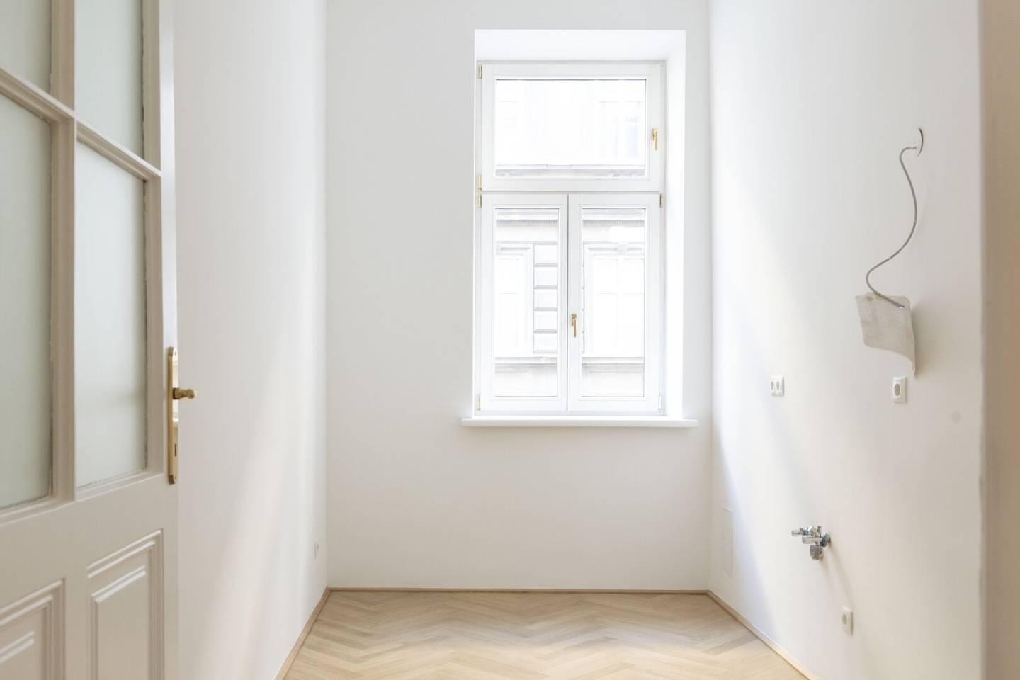Charming period building in sought-after Mariahilfer location – newly renovated apartment with well thought-out layout