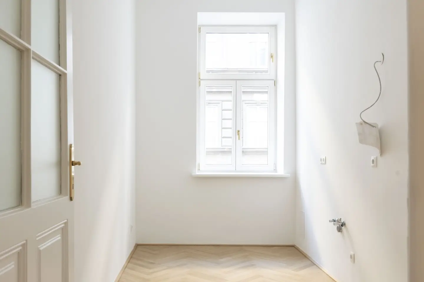 Charming period building in sought-after Mariahilfer location – newly renovated apartment with well thought-out layout