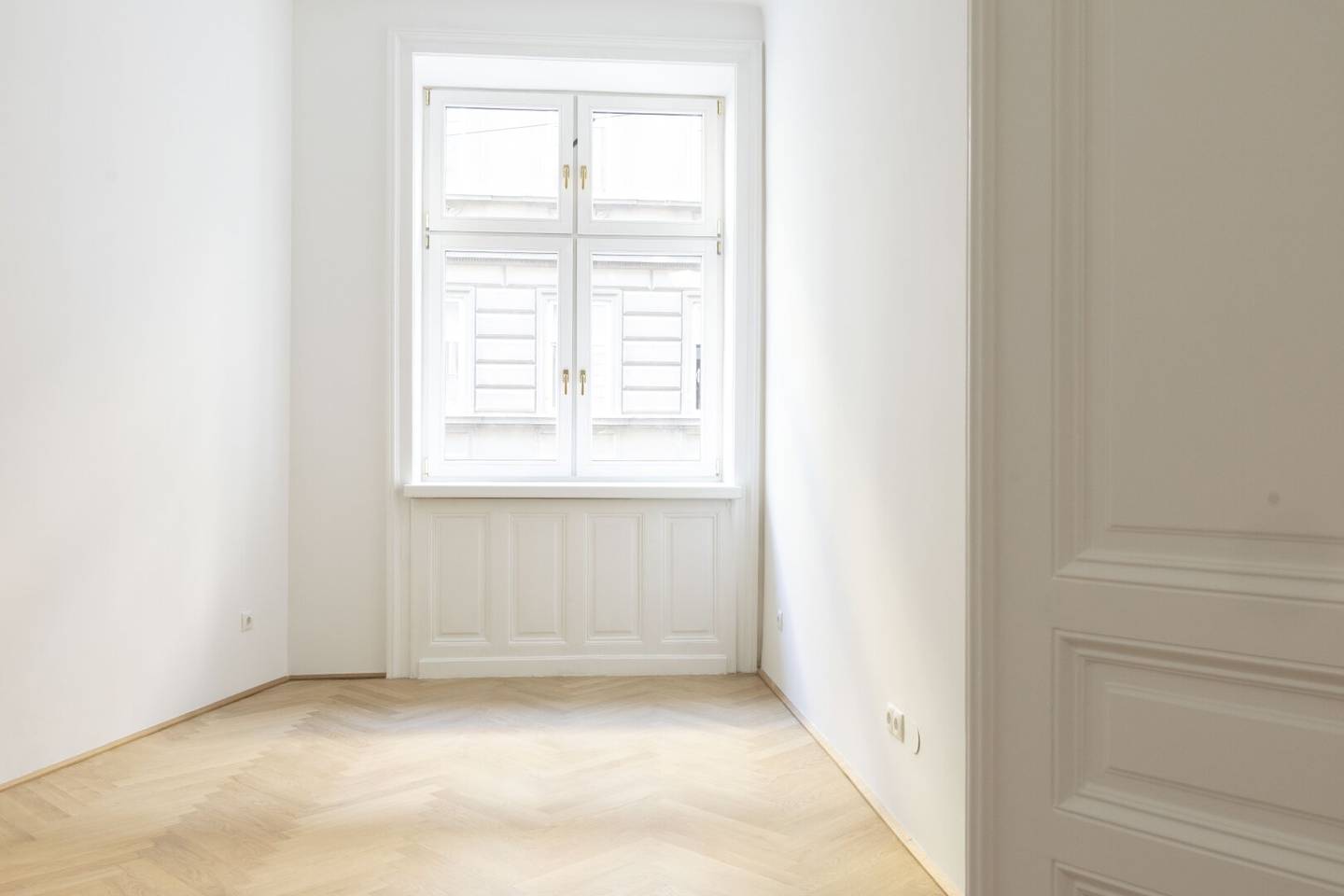 Charming period building in sought-after Mariahilfer location – newly renovated apartment with well thought-out layout