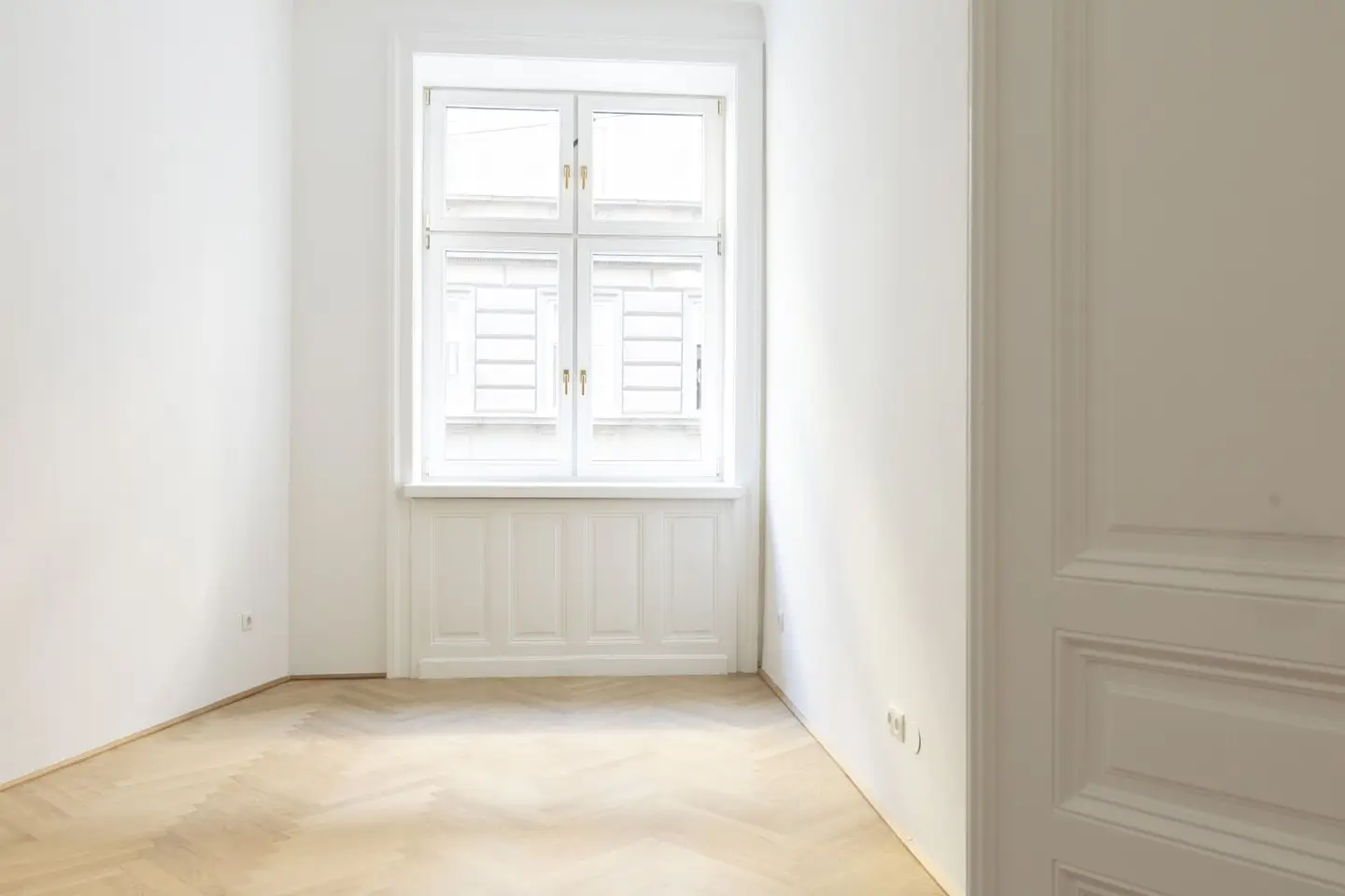 Charming period building in sought-after Mariahilfer location – newly renovated apartment with well thought-out layout