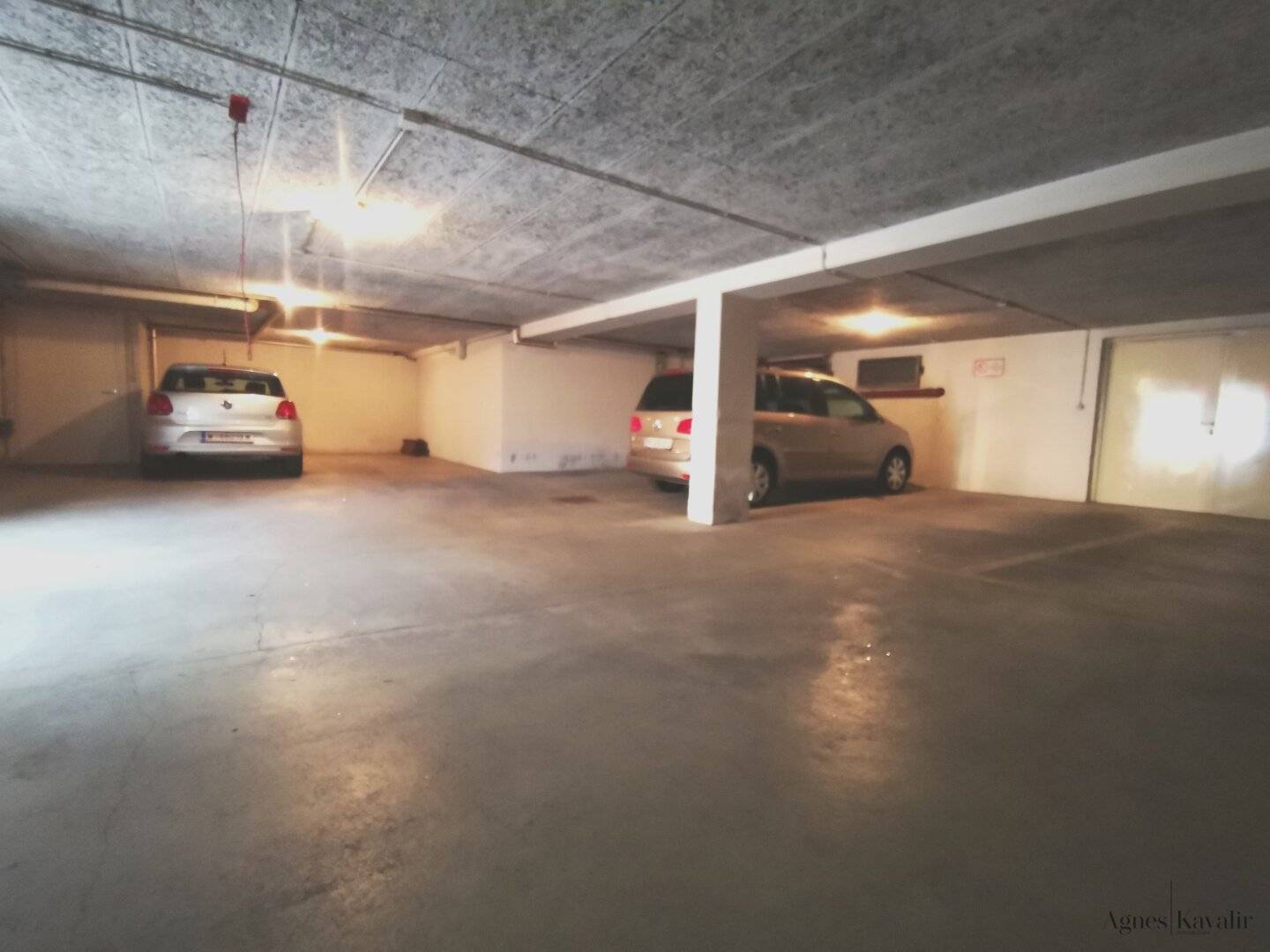 Garage parking space near the U4 (Kennedybrücke!) - Corner Trauttmansdorffgasse/ Maxingstraße) available IMMEDIATELY