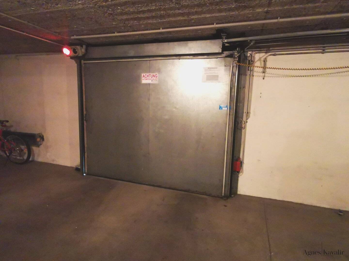 Garage parking space near the U4 (Kennedybrücke!) - Corner Trauttmansdorffgasse/ Maxingstraße) available IMMEDIATELY