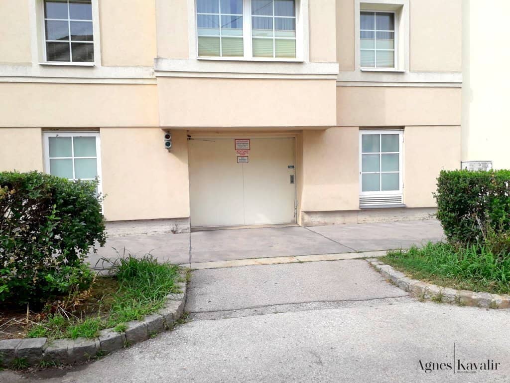 Garage parking space near the U4 (Kennedybrücke!) - Corner Trauttmansdorffgasse/ Maxingstraße) available IMMEDIATELY