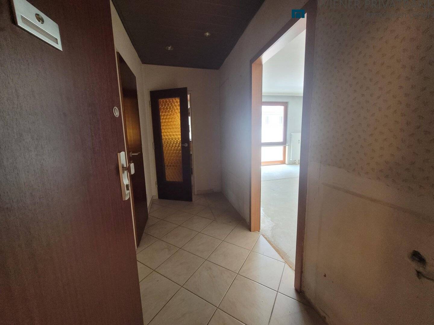 3-room apartment with loggia (6th floor) in immediate subway proximity