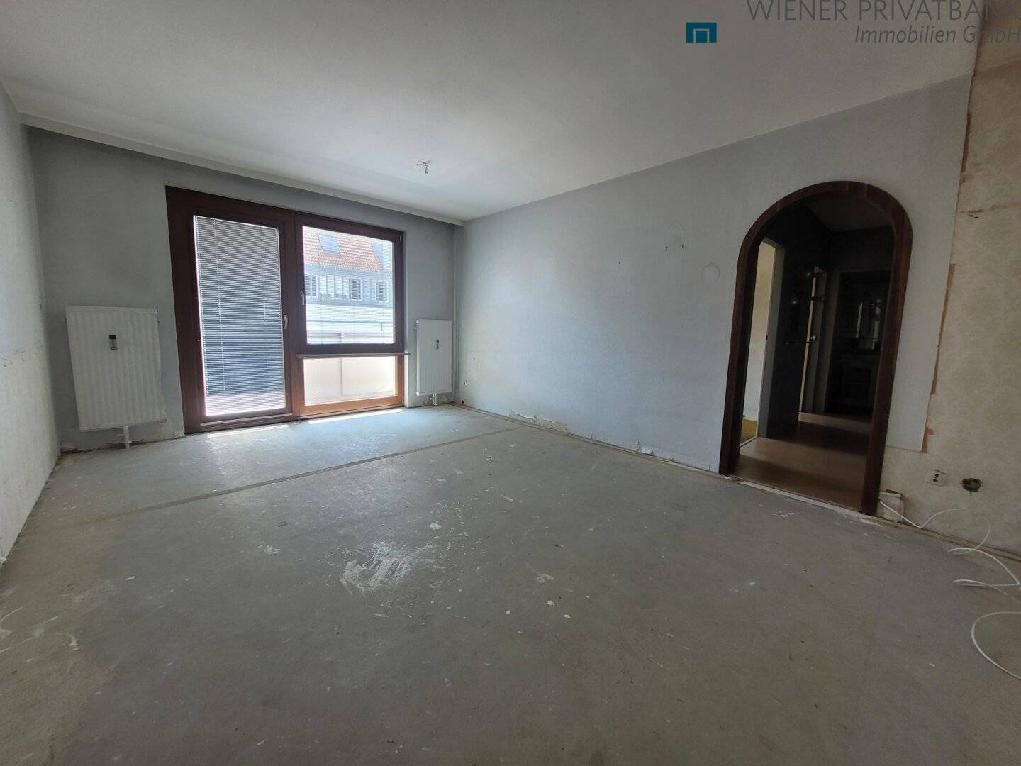 3-room apartment with loggia (6th floor) in immediate subway proximity