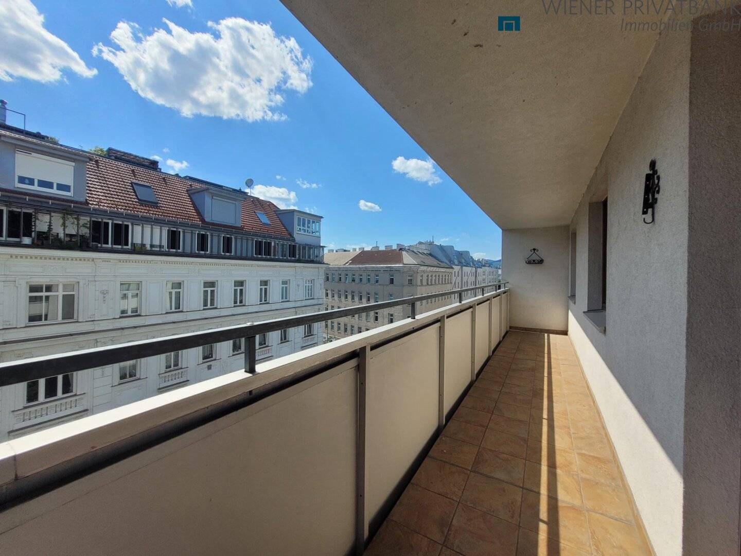 3-room apartment with loggia (6th floor) in immediate subway proximity