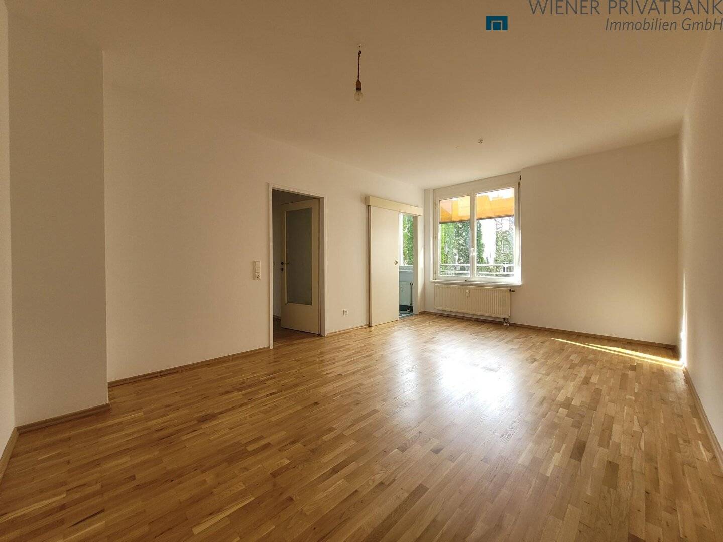 Quiet 3 Room Courtyard Apartment on the 3rd Floor Near the Subway