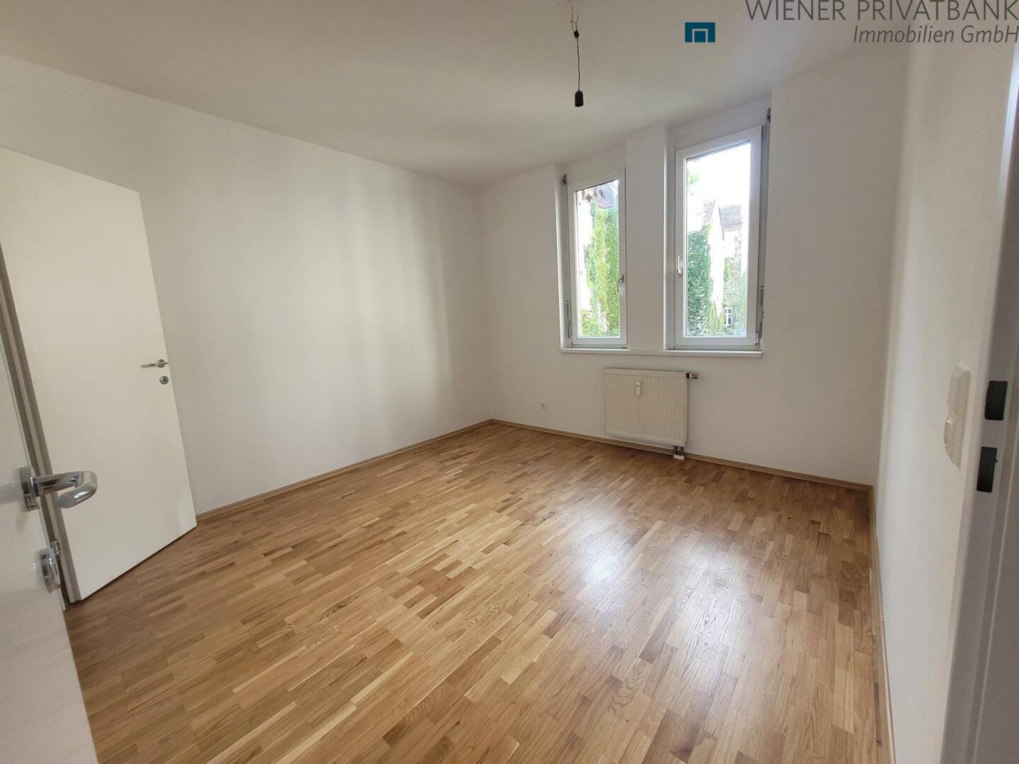Quiet 3 Room Courtyard Apartment on the 3rd Floor Near the Subway