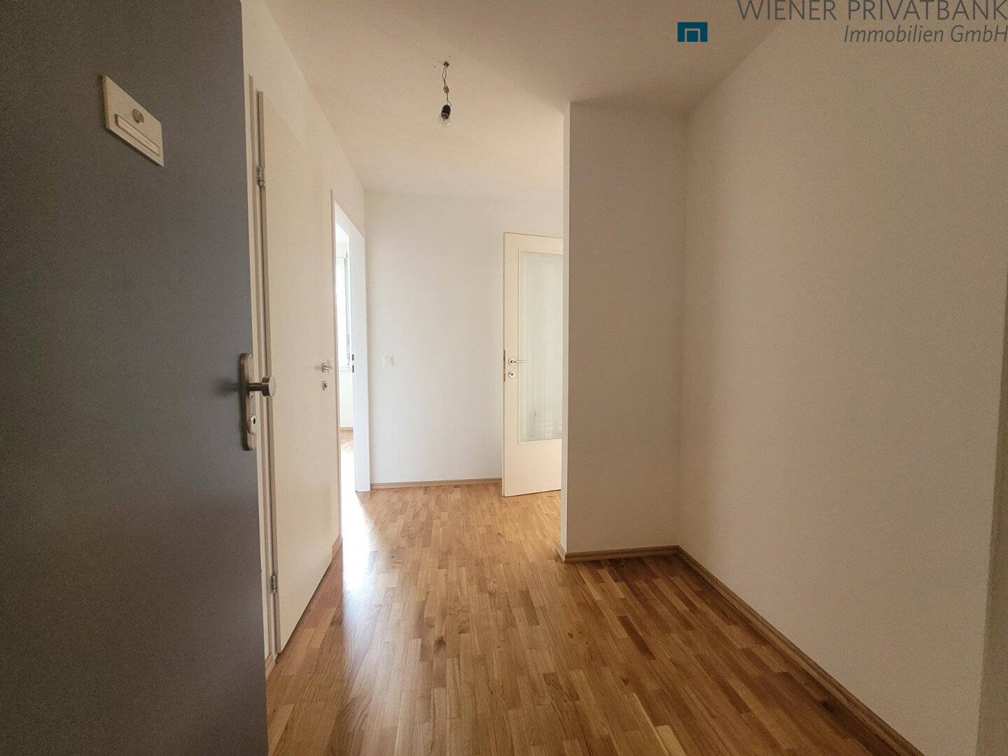 Quiet 3 Room Courtyard Apartment on the 3rd Floor Near the Subway