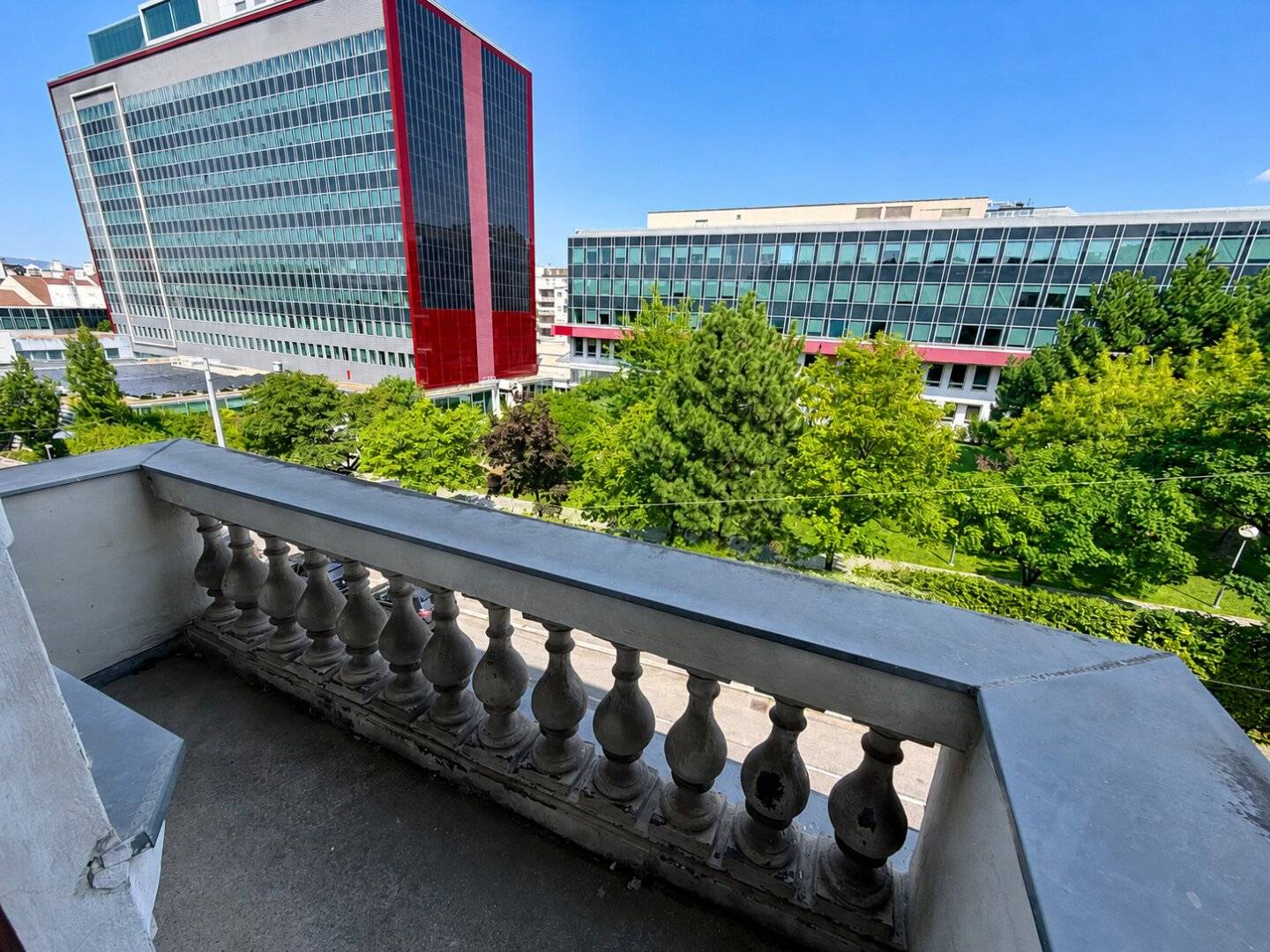 Spacious period apartment with balcony and special residential charm