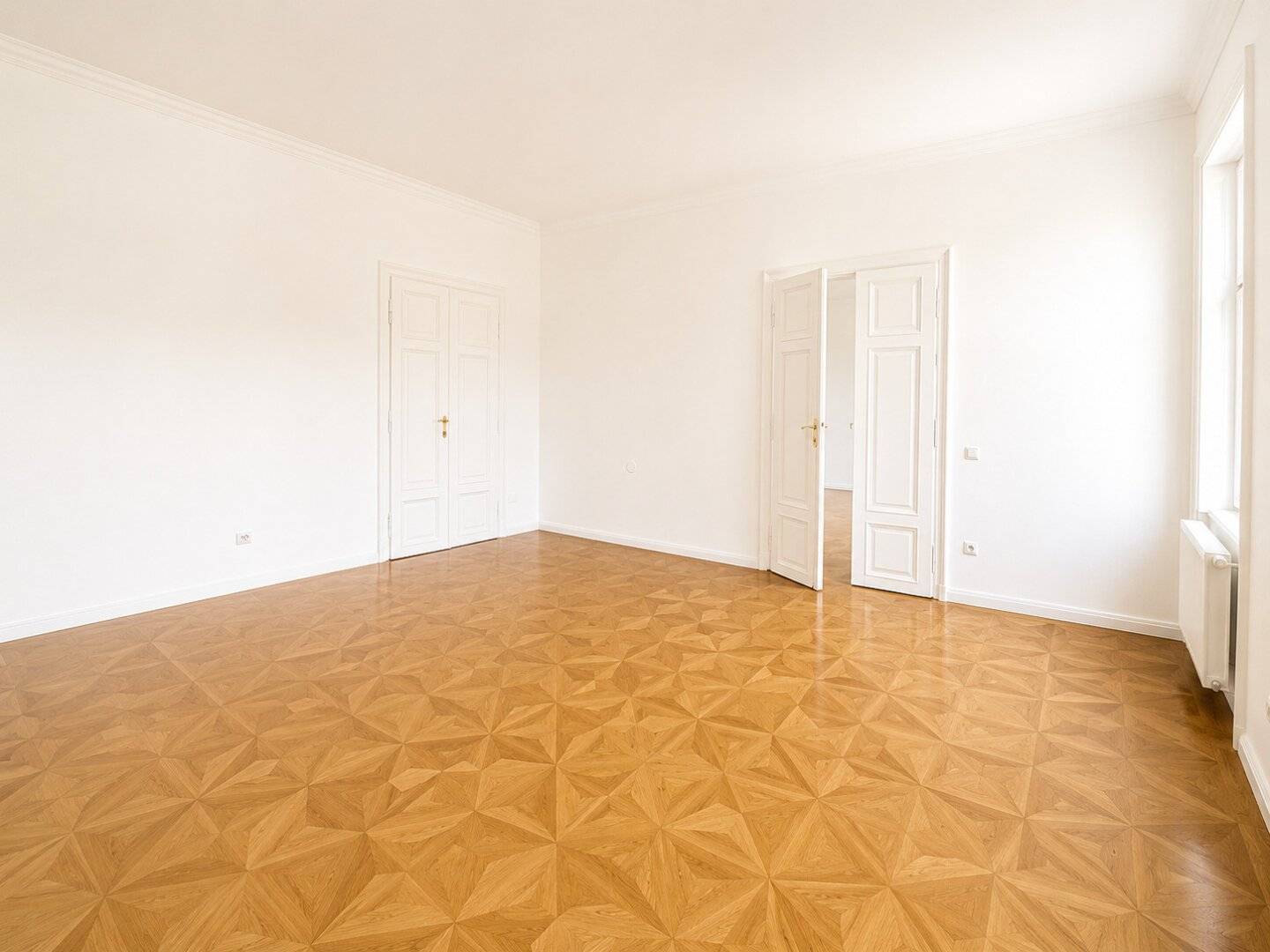 Spacious period apartment with balcony and special residential charm