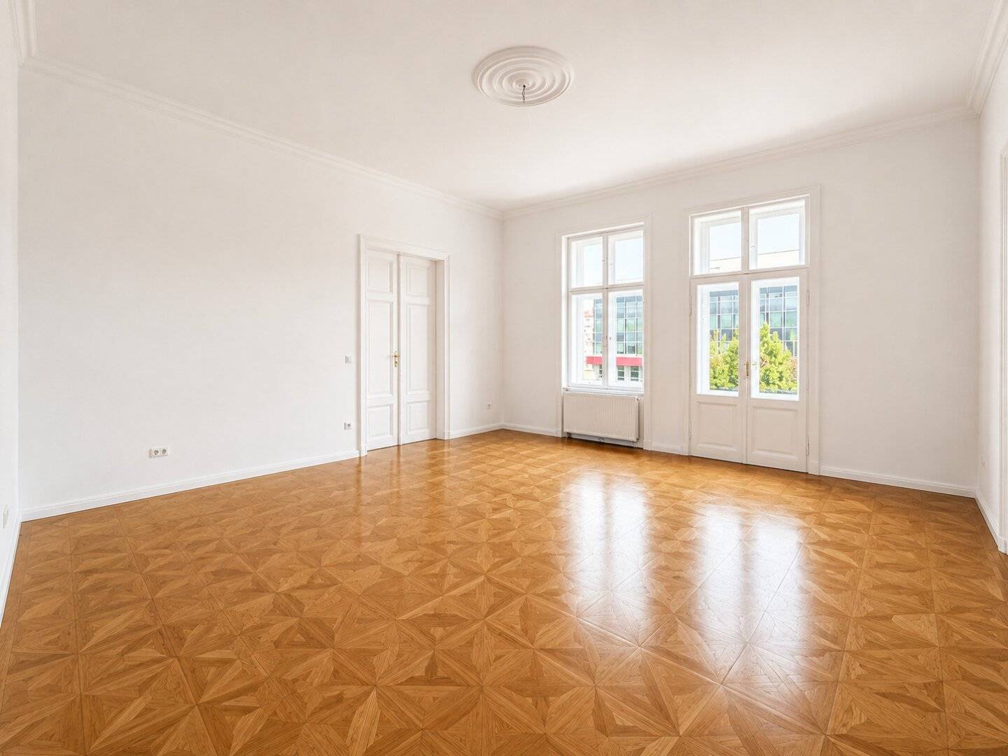 Spacious period apartment with balcony and special residential charm