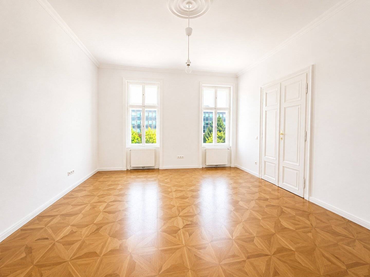 Spacious period apartment with balcony and special residential charm