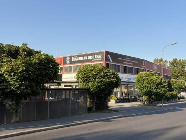Spacious office or practice space with 273m2, individual fit-out according to tenant wishes by the owner, parking spaces, air conditioning, representative location, attractive rent UNDER € 6.00/m2, COMMISSION-FREE