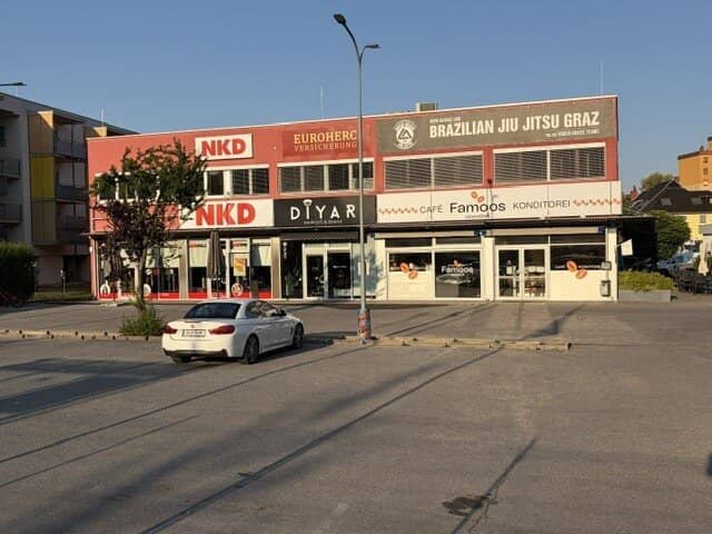 Spacious office or practice space with 273m2, individual fit-out according to tenant wishes by the owner, parking spaces, air conditioning, representative location, attractive rent UNDER € 6.00/m2, COMMISSION-FREE